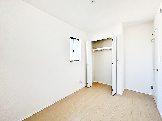 【洋室】収納が充実しているので、居住スペースを広く使えます。