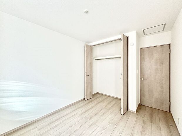 【寝室】収納が充実しているので居住スペースを広々使えます