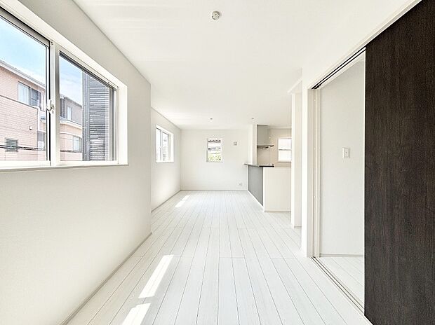 【リビングダイニング】明るい陽光が注ぎ、寛ぎの雰囲気に満たされるリビング・ダイニング。