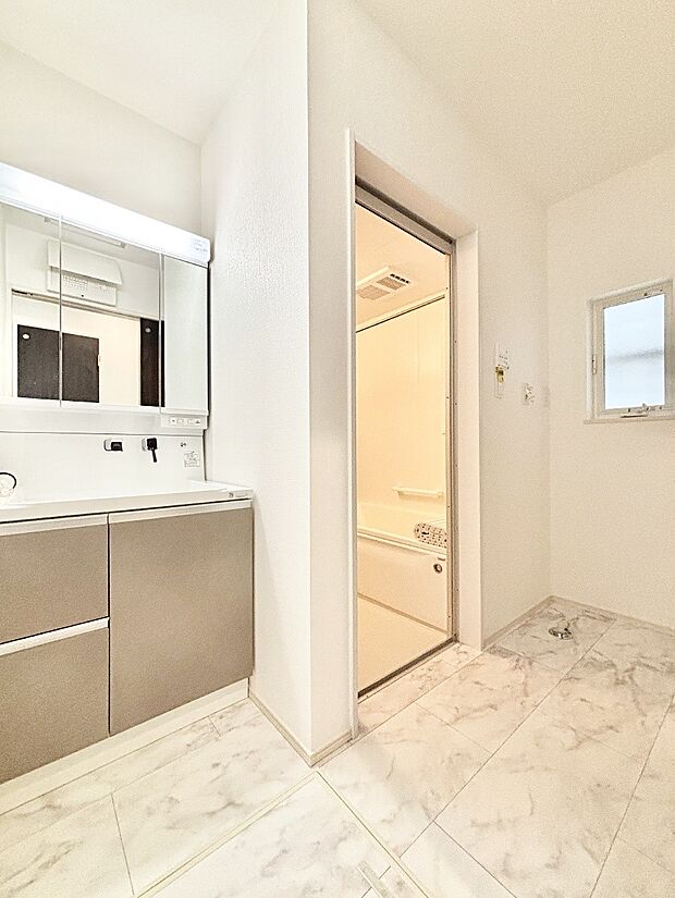 【脱衣場】洗面所はゆとりのあるスペースで、身支度や入浴後のスキンケアも心に余裕をもってできそうです。