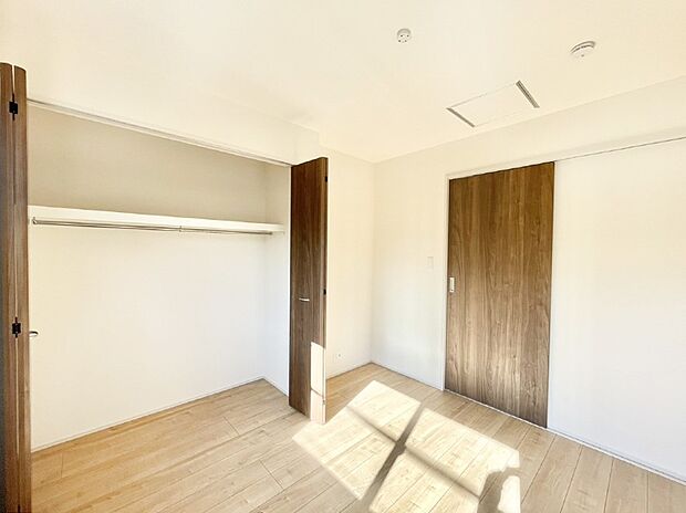 【洋室】収納が充実しているので、居住スペースを広く使えます。