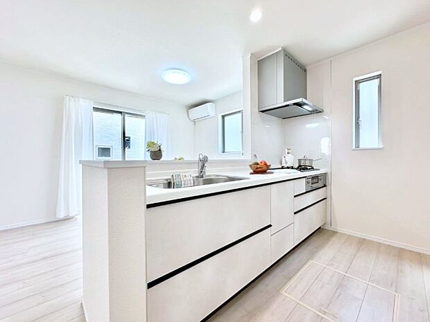 【ダイニングキッチン】毎日使うキッチンだから、使いやすさ&お手入れのしやすさにこだわりました。