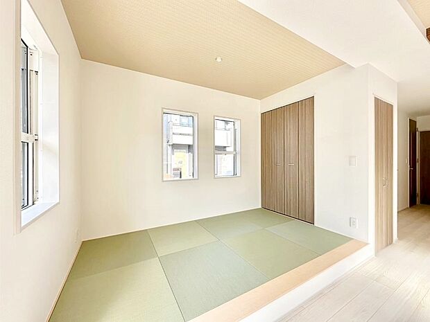 【和室】キッズスペースや休日のごろ寝スペースに!リビングに隣接したタタミコーナー。
