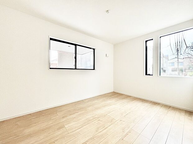 【子供部屋】2面採光で気持ちよく自然光が取り入れられるのでお子様のお部屋にもピッタリ