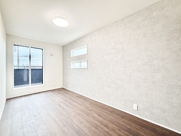 【寝室】明るいバルコニーサイドに洋室を設置。目覚めの良い寝室に。