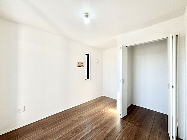 【寝室】収納が充実しているので居住スペースを広々使えます