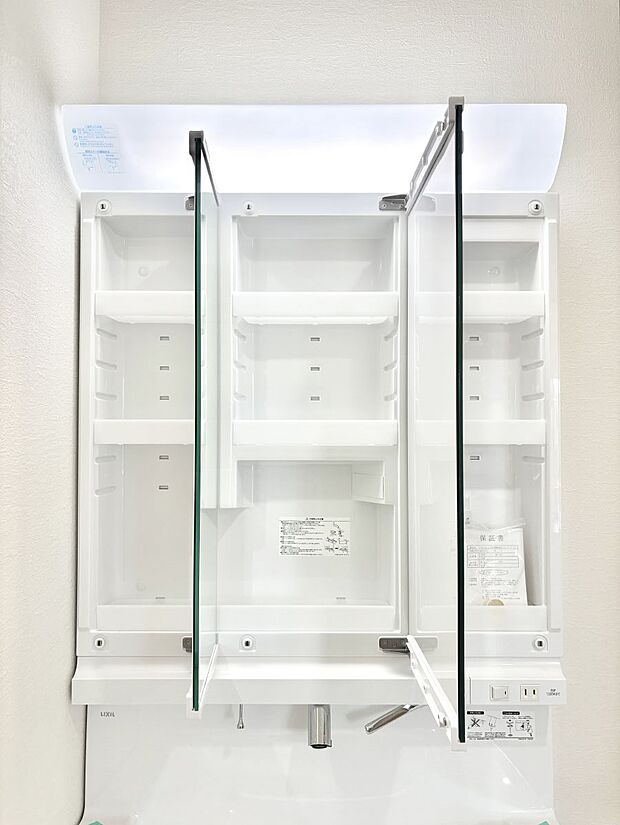【三面鏡裏収納】三面鏡の裏に、化粧品や衛生用品などを収納可能。洗面台をすっきりと保ちます!