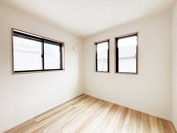 【子供部屋】窓からのやさしい光が心地よいプライベートルーム