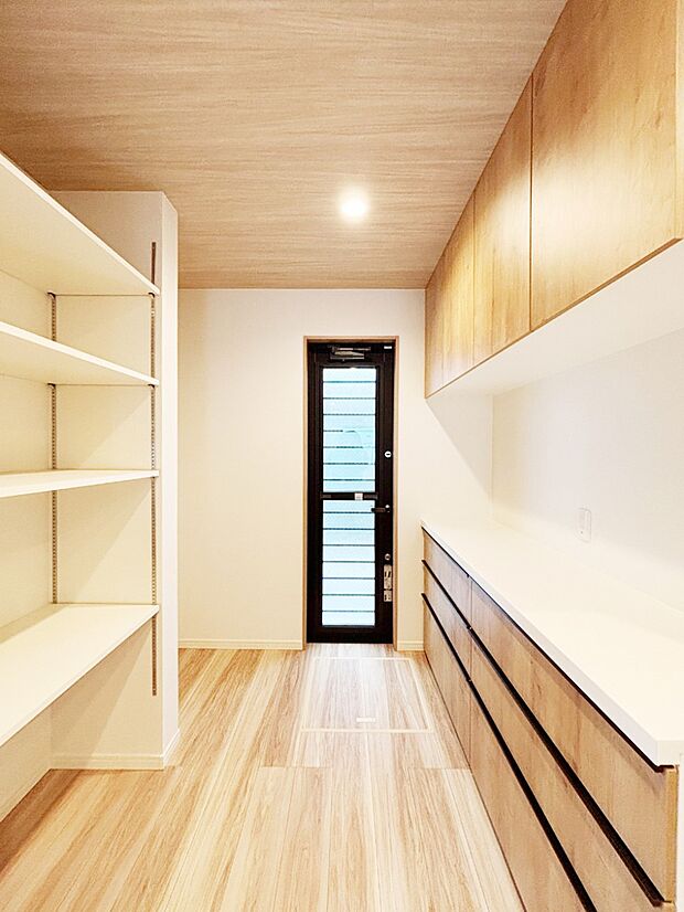 【収納】食品のストックや調理器具の保管に便利な可動棚付きパントリー