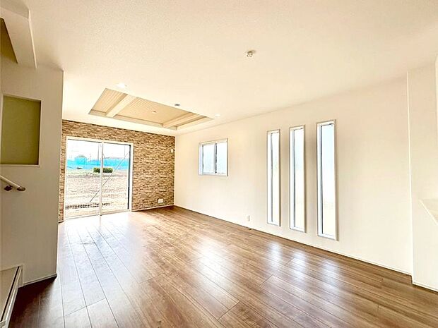 【ダイニング】明るい陽光が注ぎ、寛ぎの雰囲気に満たされるダイニング。   