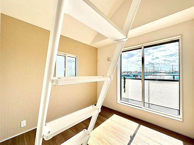 【子供部屋】2面採光で気持ちよく自然光が取り入れられるのでお子様のお部屋にもピッタリ