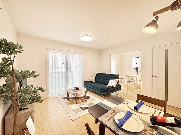 【リビングダイニング】大きな窓からたっぷりの陽光と風を感じられるリビング