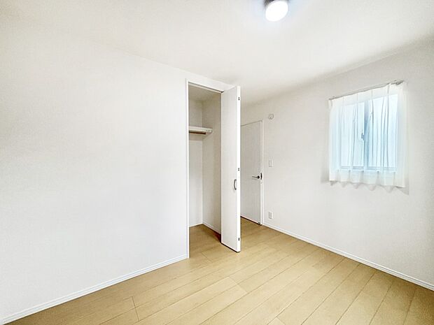 【洋室】やさしい光がさしこむ居室はしっかり収納付き