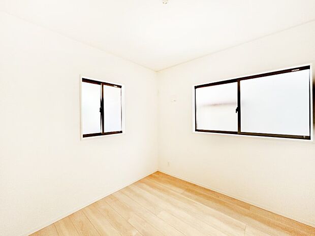 【寝室】使いやすい形でベットや家具の置き方にも困ることもありません。