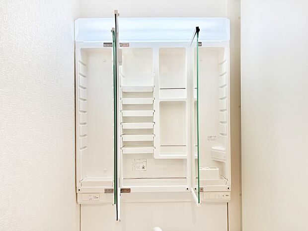 【三面鏡裏収納】三面鏡の裏に、化粧品や衛生用品などを収納可能。洗面台をすっきりと保ちます!