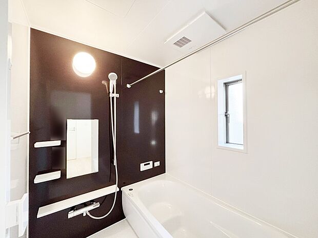 【浴室】一日の疲れを癒してくれる明るい清潔感のあるバスルーム