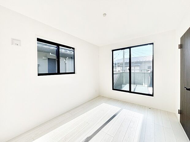 【洋室】明るいバルコニーサイドに洋室を設置。目覚めの良い寝室に。