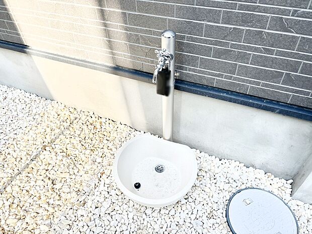 【その他現地】洗車や外掃除、お子さまの水遊びなどに便利な外水栓