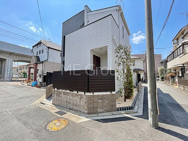 【前面道路含む現地写真】角地なので日当たりも良く、お家が堂々として見えます。