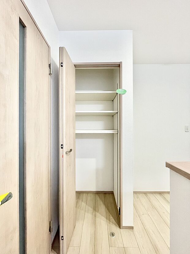 【収納】食品のストックや調理器具の保管に便利な可動棚付きパントリー