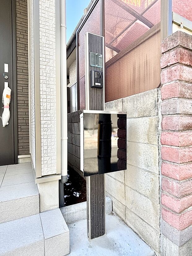 【その他現地】シンプルデザインのポスト。