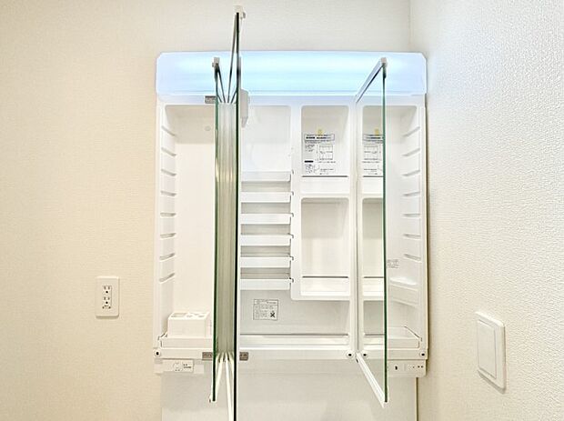 【三面鏡裏収納】三面鏡の裏に、化粧品や衛生用品などを収納可能。洗面台をすっきりと保ちます!