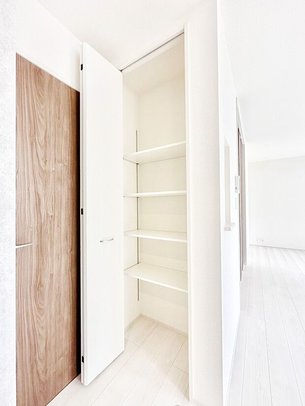 【パントリー】パントリー兼リビング収納!日用品や食品のストックなどスッキリ収納できます