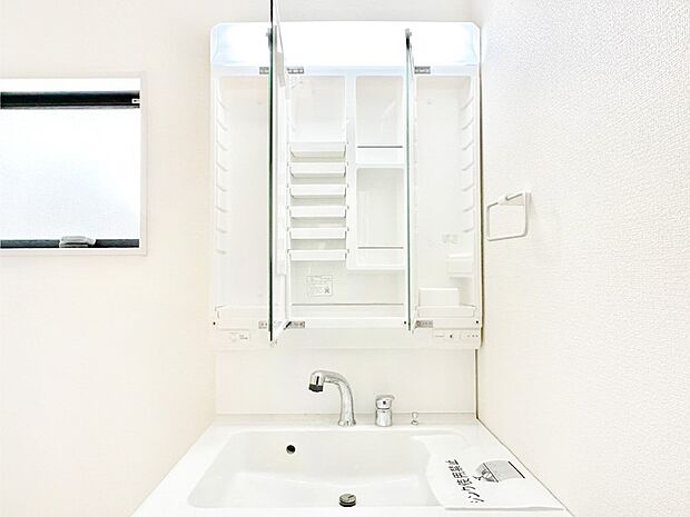 【三面鏡裏収納】三面鏡の裏に、化粧品や衛生用品などを収納可能。洗面台をすっきりと保ちます!