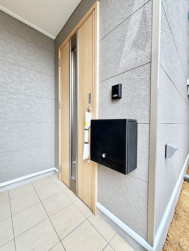 【玄関】住まいの顔を演出する、玄関ドア。