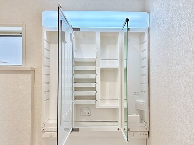 【洗面台・洗面所】三面鏡の裏に、化粧品や衛生用品などを収納可能。洗面台をすっきりと保ちます!