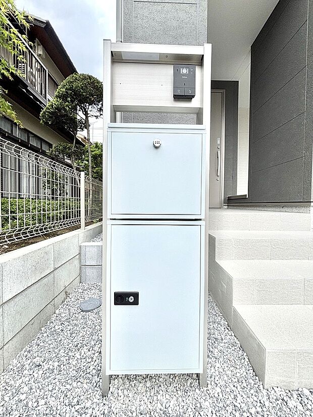 【その他現地】シンプルデザインのポスト。