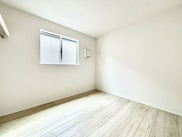 【子供部屋】窓からのやさしい光が心地よいプライベートルーム