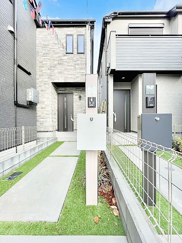 【その他現地】表札・インターホン・ポストをひとつに集約。エントランスになじむシンプルデザイン。