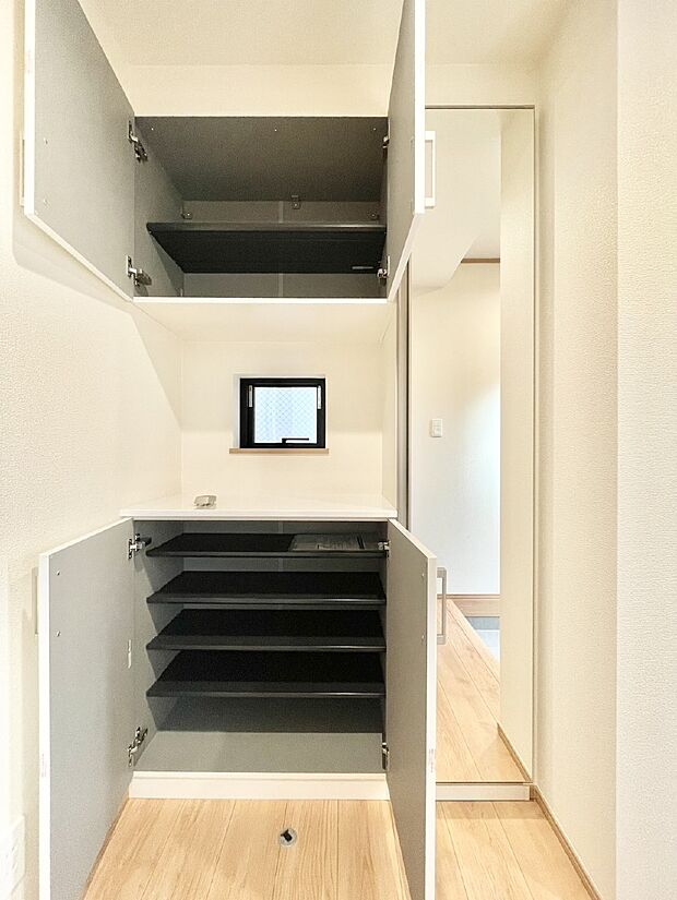 【シューズボックス】玄関をスッキリ・清潔に見せる豊富な収納スペースです。