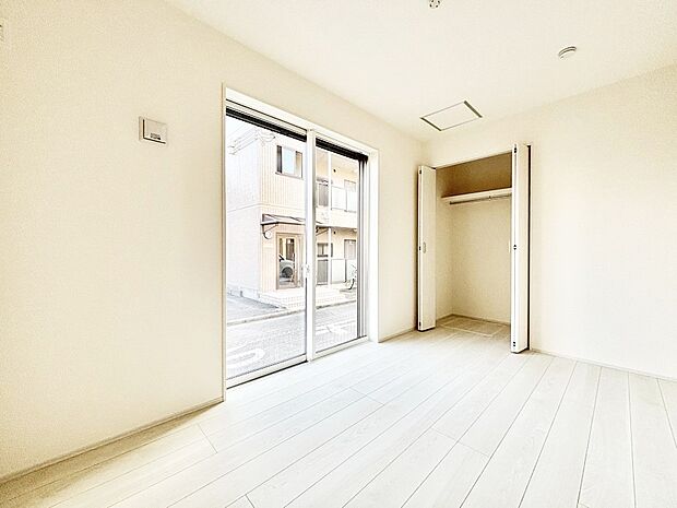 【子供部屋】窓からのやさしい光が心地よいプライベートルーム