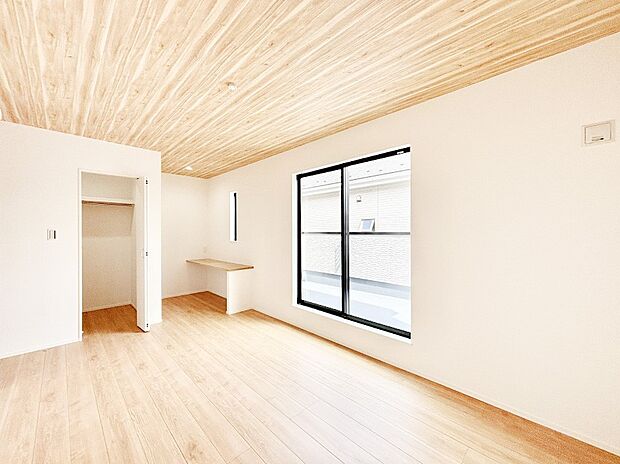 【寝室】WIC＆カウンター付きのお部屋で充実したプライベート時間を過ごせます。  
