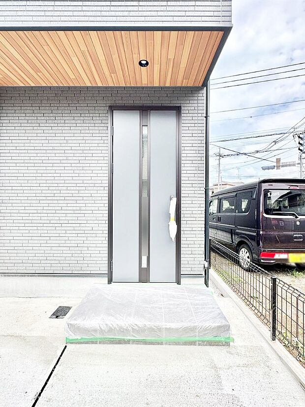 【玄関】玄関前は雨が降っても濡れにくい屋根付き