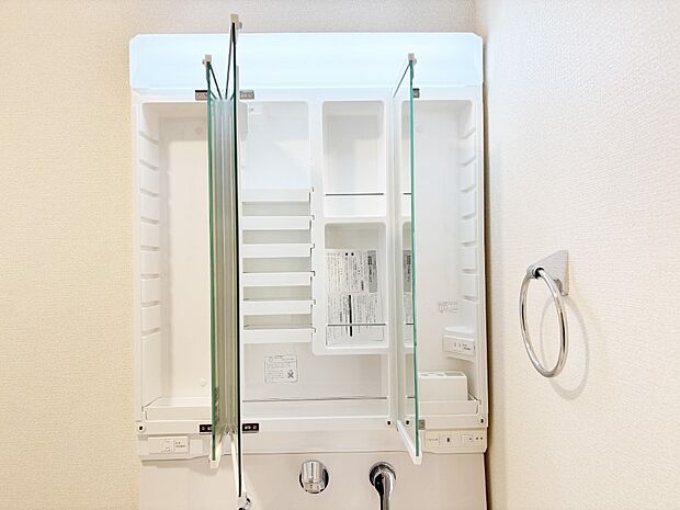 【三面鏡裏収納】「無料オンライン相談」受付中！三面鏡の裏に、化粧品や衛生用品などを収納可能。