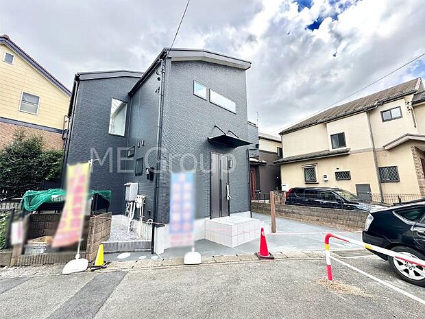 【現地外観写真】洗練された外観、上質な住空間が広がる室内は永く安心して過ごせる住居です。 