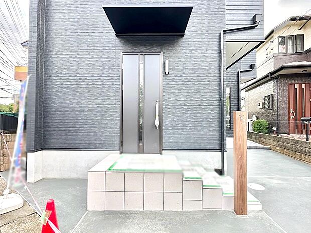 【その他現地】シンプルデザインのポスト。
