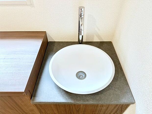 【洗面台・洗面所】1Ｆ玄関ホールに設けたセカンド洗面台。帰ってきてすぐにうがい手洗いができます。