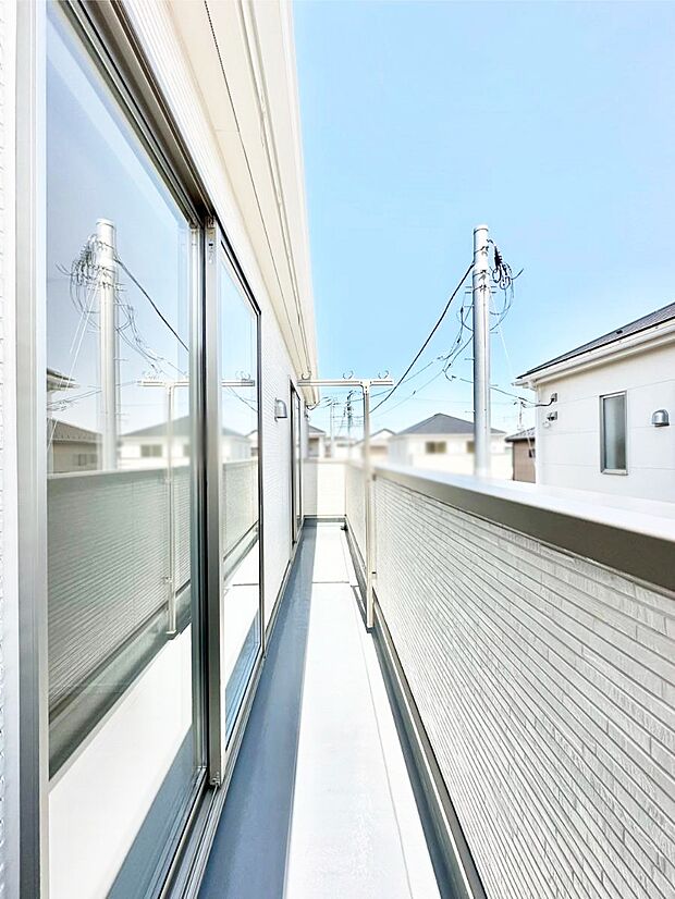 【バルコニー】２部屋にまたがる広いバルコニー。晴れた日には洗濯物も気持ちよく干せそうですね。