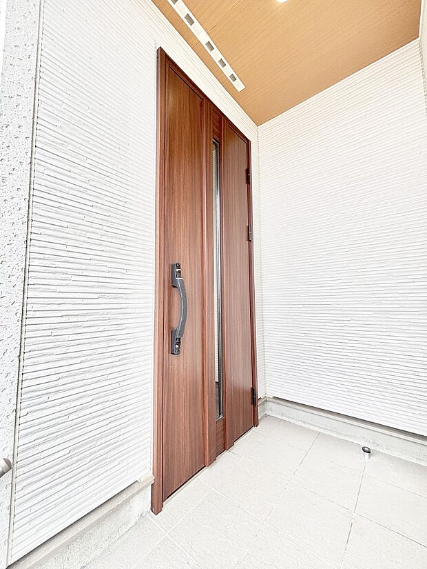 【玄関】「無料オンライン相談」受付中！玄関前は屋根付きで雨が降っていても濡れにくいです