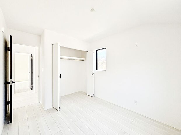 【洋室】クローゼット付きのお部屋でスッキリとした空間でゆったり寛げます。
