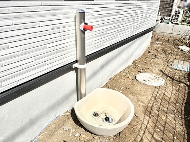 【その他現地】外掃除や洗車、お子さまの水遊びなどに便利な外水栓。