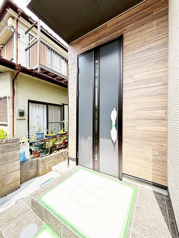 【玄関】「無料オンライン相談」受付中!玄関前は雨が降っても濡れにくい屋根付き