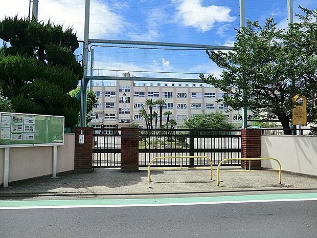 足立区立第五中学校(約400m)