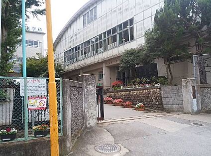 川口市立鳩ケ谷中学校 210m