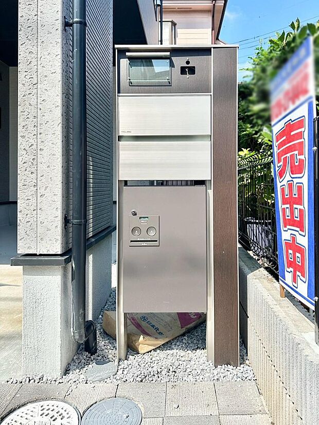【その他現地】表札・インターホン・ポスト・宅配BOXをひとつに集約。エントランスになじむシンプルデザイン。