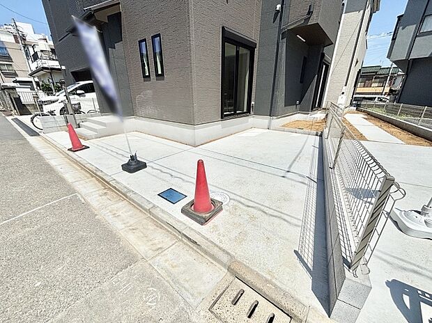 【駐車場】駐車2台可能！急なお客様の駐車に。また、ご家族の自転車スペースとしても大活躍。